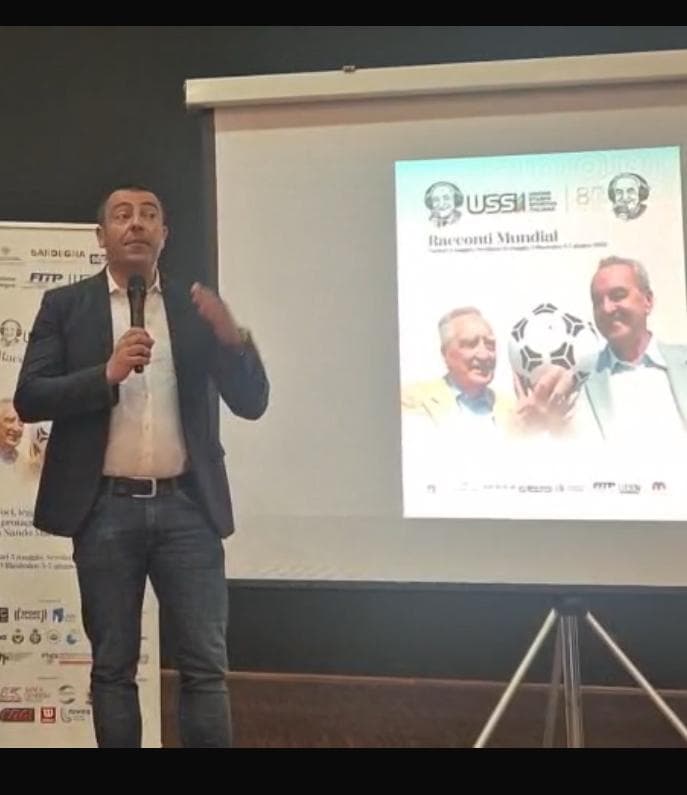 Il sindaco di Sanluri Alberto Urpi parla al microfono durante un incontro pubblico