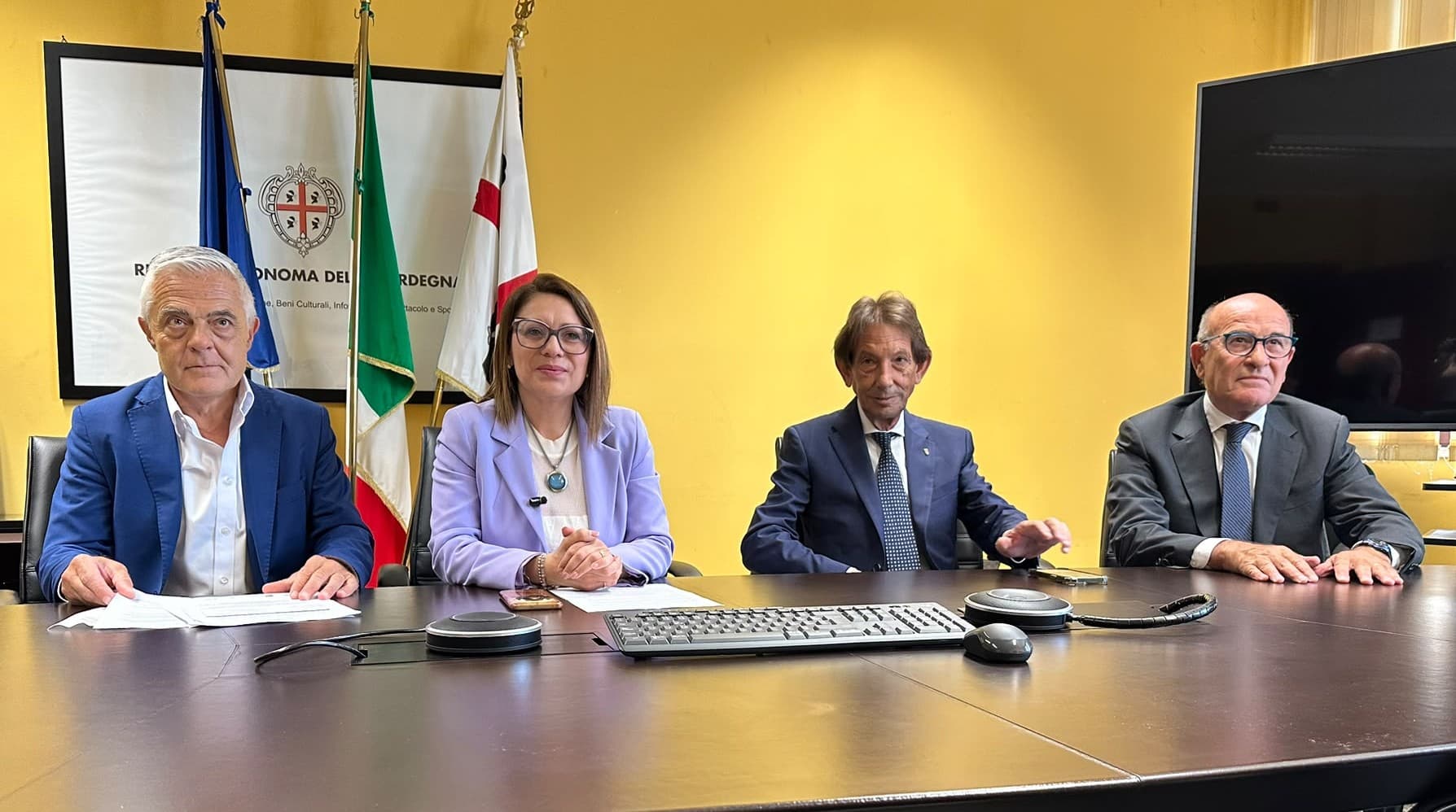 Conferenza di presentazione del bando Fast: da sinistra Luca Galassi, Ilaria Portas, Bruno Perra e Claudio Secci seduti al tavolo dei relatori