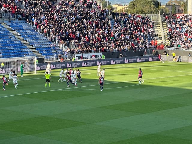 Azione di gioco alla Domus con le tribune gremite durante una gara del Cagliari