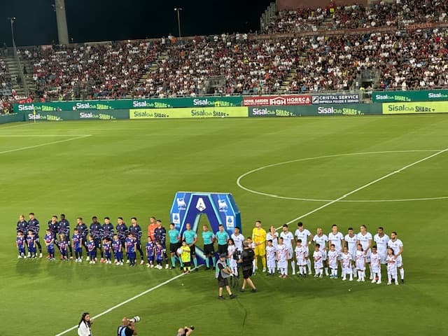 Le formazioni di Cagliari e Inter schierate a centrocampo alla Domus prima del fischio d'inizio, con le tribune gremite