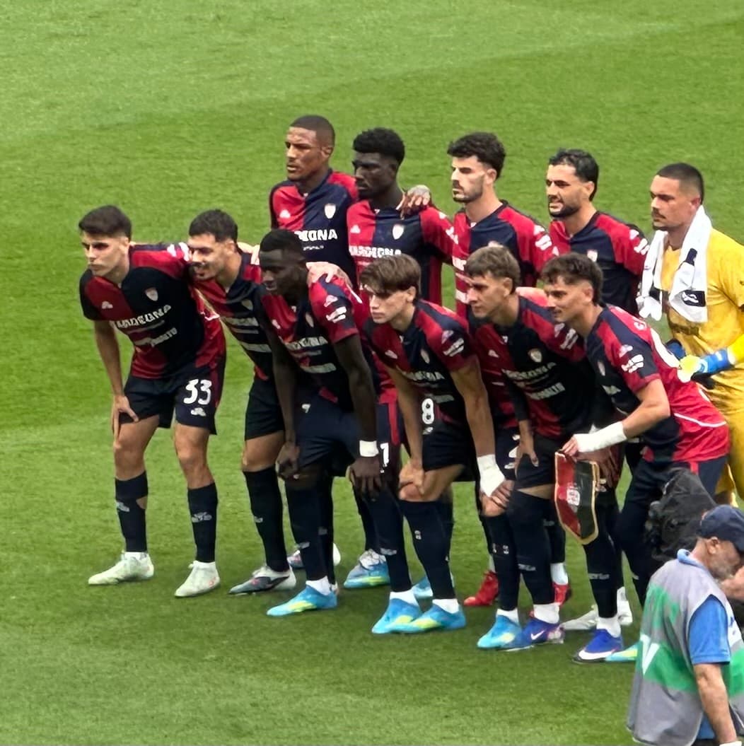I giocatori del Cagliari schierati in campo per la foto di squadra prima del calcio d'inizio