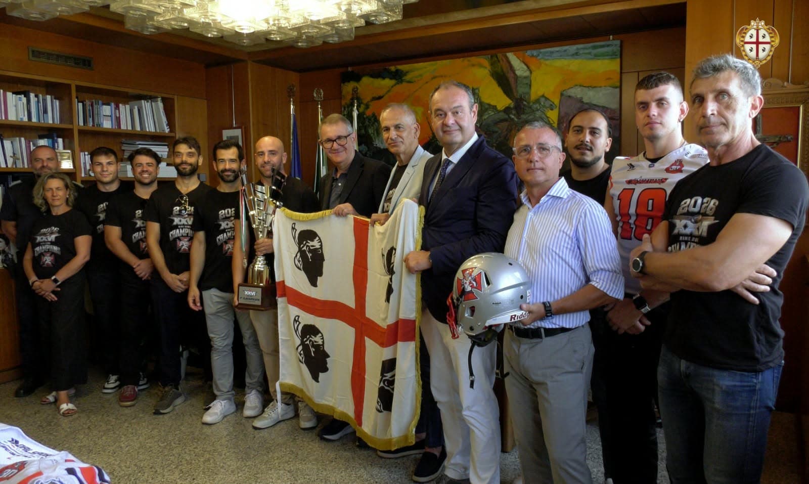 La delegazione dei Crusaders Cagliari con il trofeo, la bandiera dei quattro mori e il casco da football, insieme al presidente del Consiglio regionale Piero Comandini