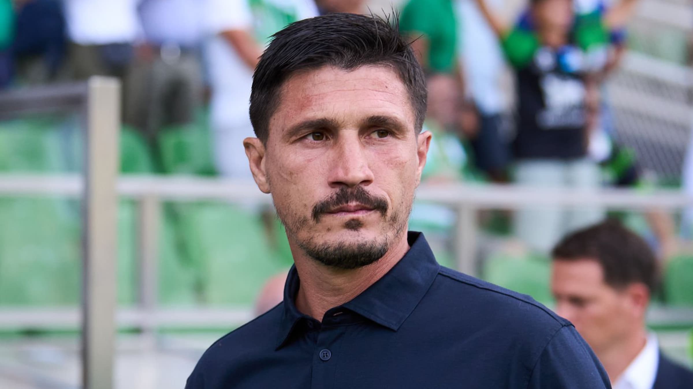 Fabio Pisacane a bordocampo prima di una gara del Cagliari