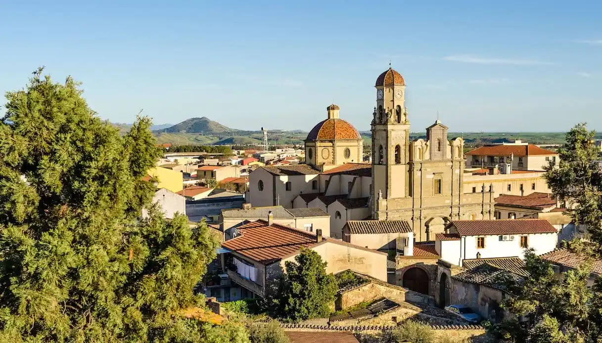 Veduta del centro storico di Sanluri con la chiesa parrocchiale e le campagne circostanti sullo sfondo
