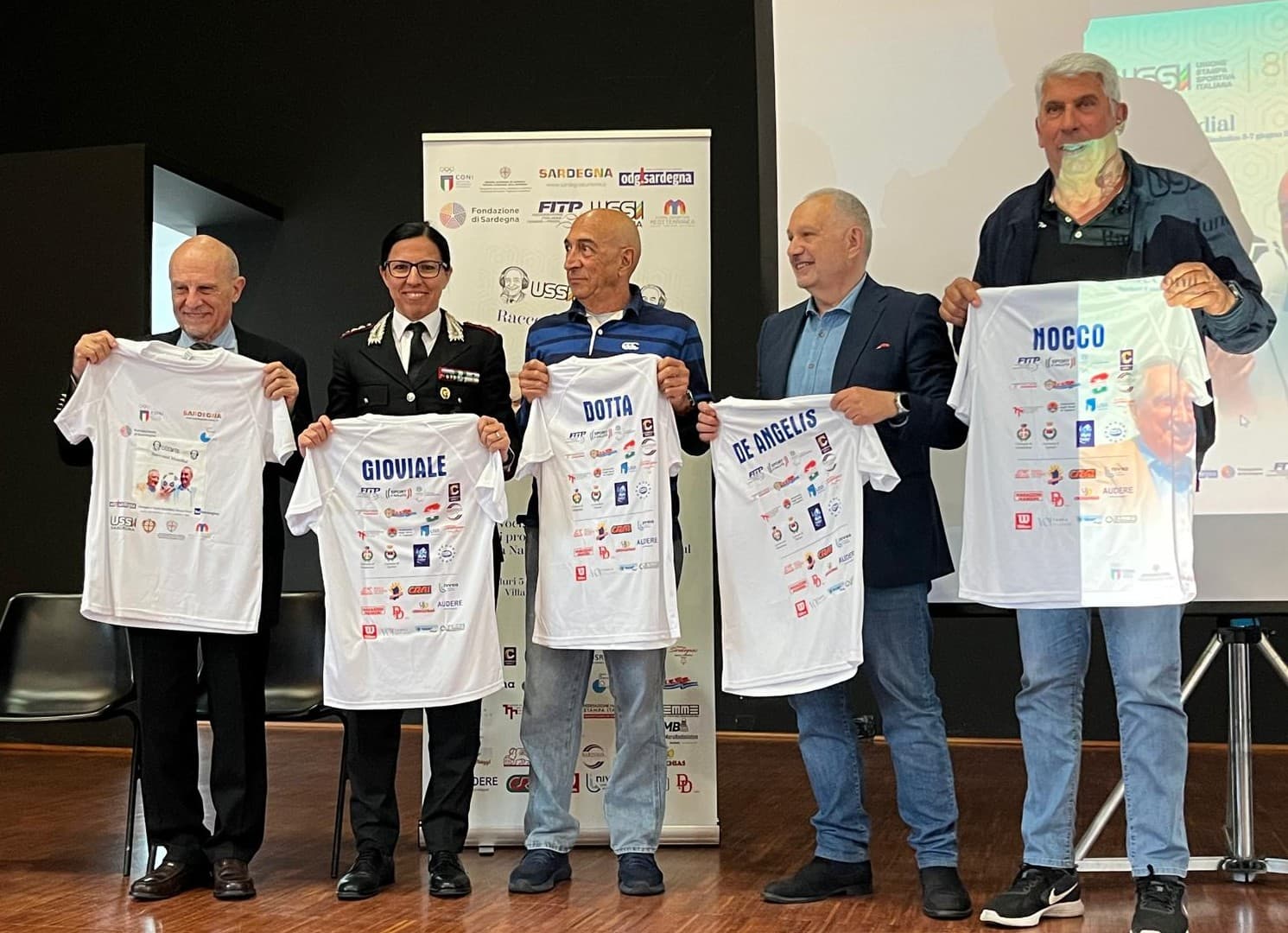 Da sinistra Sandro Floris, la colonnella Nadia Gioviale, Gianfranco Dotta, il magistrato Paolo De Angelis ed Ernesto Nocco con le maglie personalizzate Ussi80