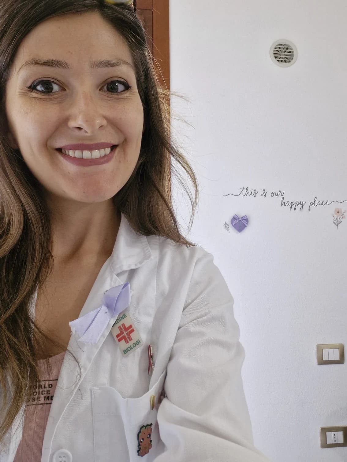 Elisabetta Pozzato nel suo studio, con il camice da biologa