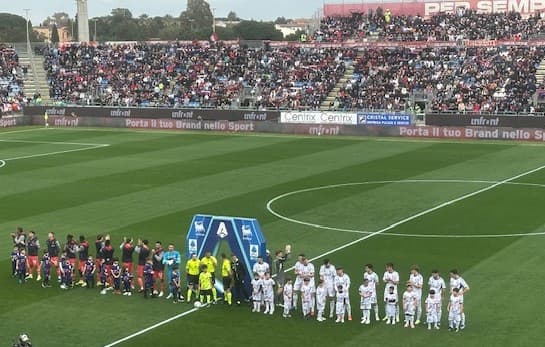 Le squadre di Cagliari e Como schierate a centrocampo prima del calcio d'inizio alla Domus