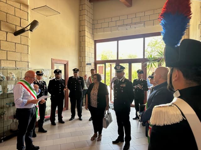 Il sindaco di Barumini Emanuele Lilliu apre la cerimonia di inaugurazione della mostra
