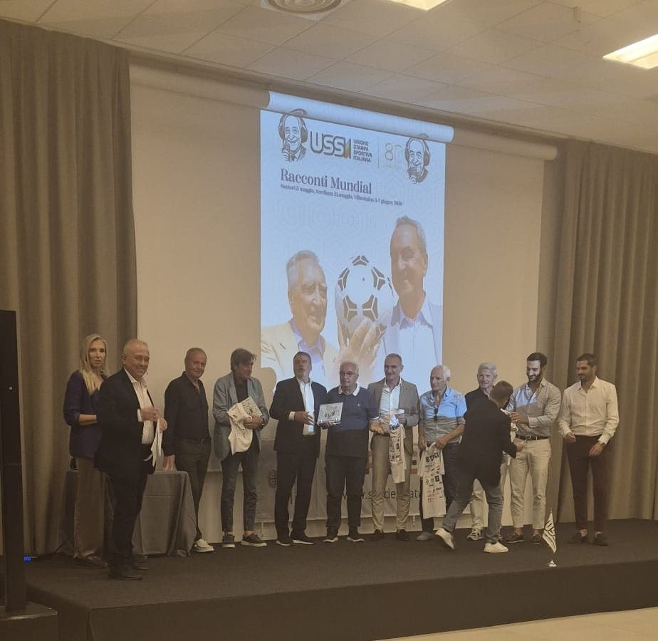 Autorità, giornalisti e sportivi sul palco della sala Ibisco del Tanka a Villasimius, con la proiezione dedicata a Nando Martellini e Bruno Pizzul alle spalle